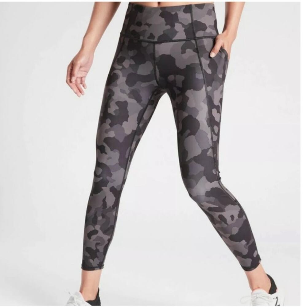 Athleta‎ Lightning Camo 7/8 Pocket Tight Legging Size M